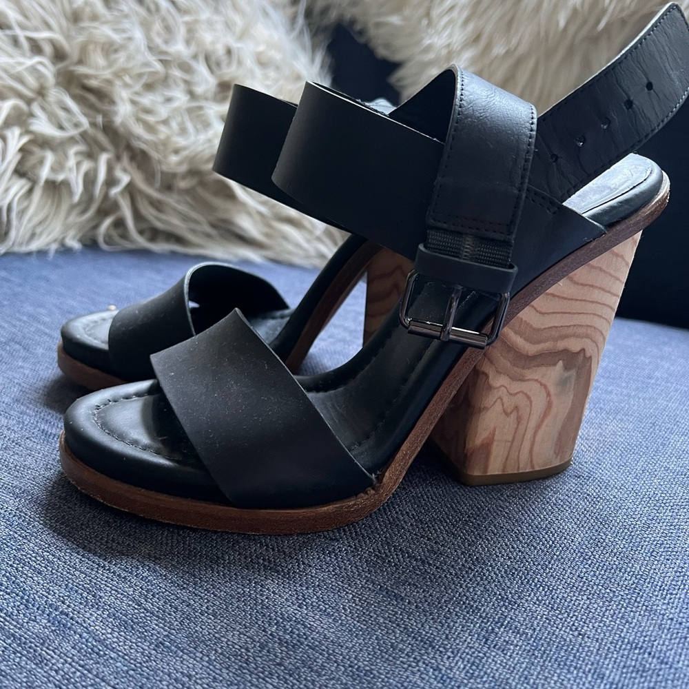 VINCE - Wooden heel leather sandal